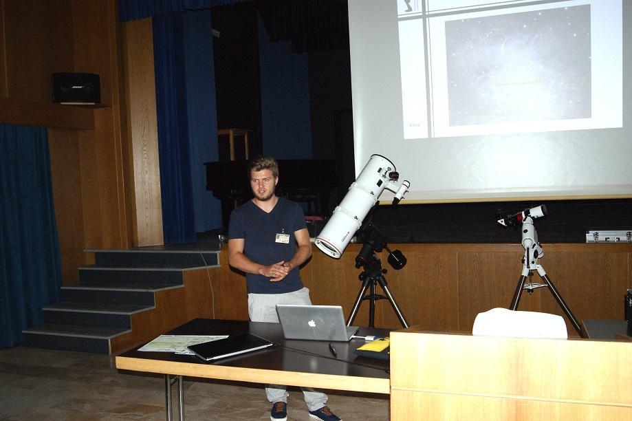 Jan Damini Hofer, Cusanusgymnasium Bruneck, "Die Expansion des Krebsnebels" (in tedesco) Jan, nell ultimo anno di liceo, ha studiato il moto di espansione del Crab Nebula (nota anche come M1 nella