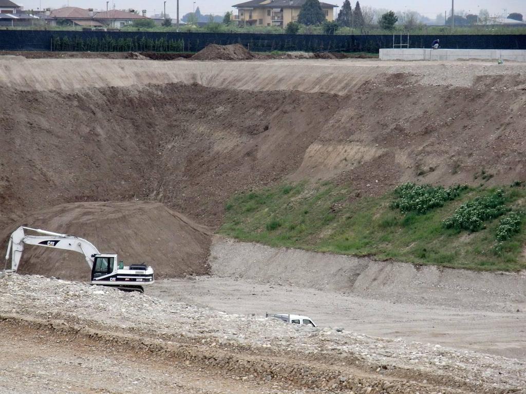 Sul fondo dell ex Cava scavo in approfondimento per recuperare del TERRENO DI RIPORTO, costituito da GHIAIA per