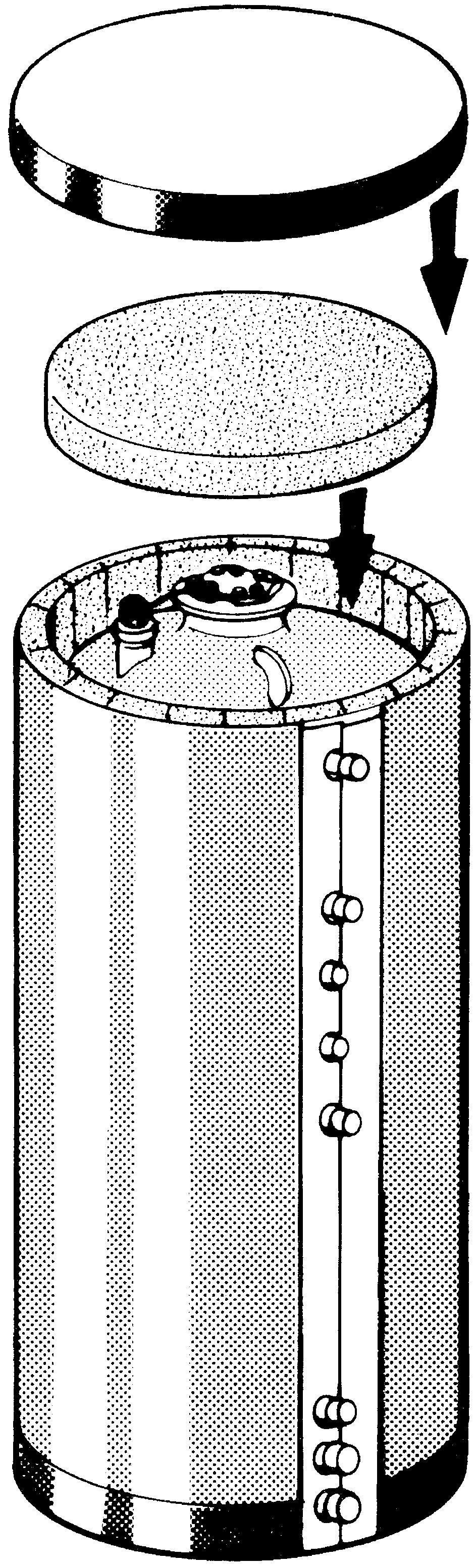 Collocare il materassino preforato termoisolante attorno al corpo accumulatore in modo tale che i fori coincidano esattamente con gli attacchi (fig. 11). AVVERTENZA!