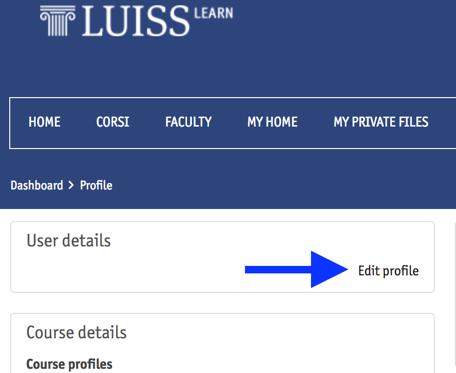 Nel riquadro Dettagli dell utente (o user details ) è presente il link Modifica (o Edit profile ), indicato dalla freccia blu in figura.