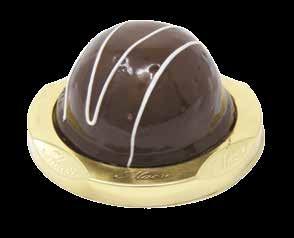 riccioli di cioccolato bianco e di  Cocoa sponge cake layered with white chocolate cream,