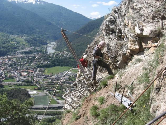 l inclinazione sub verticali dei giunti stessi; l ancoraggio sarà ottenuto mediante l iniezione di boiacca di cemento nella zona a tergo del blocco,