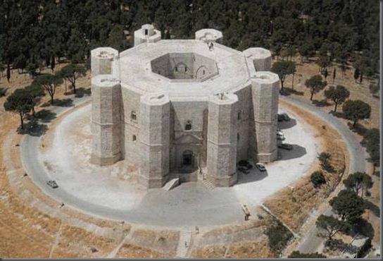 Castel del Monte (Bari) 1240 circa Federico II fece erigere molti castelli nel Sud Italia, ma questo è