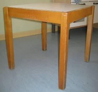 I tavoli sono dotati di fasce orizzontali che collegano le gambe in modo da formare una struttura portante molto stabile 8 N 1 9 Tavolo quadrato per Tavolo in legno avente