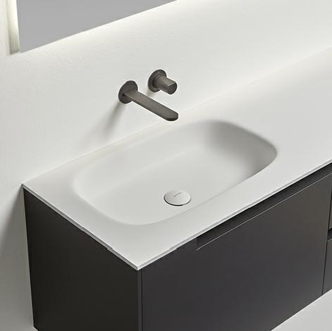 NUVOA Materiale: Flumood Descrizione: Top con lavabo integrato in Flumood spessore 12 mm, completo di piletta con scarico libero e raccordo per sifone. N.B. solo per porta lavabi H 3,5 e H 50 cm.