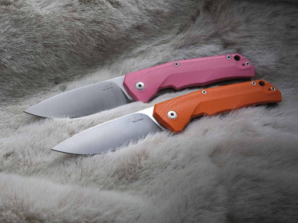 It comes with a 3D machined G10 handle and in four different colours: black, green, orange and pink. The T.R.E. knife comes with Bohler M390 stainless steel blade.