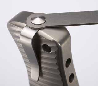 > RotoBlock system Il coltello è dotato del sistema di sicurezza RotoBlock, brevetto LionSteel. Con una semplice rotazione della ghiera si blocca la lama in posizione aperta.