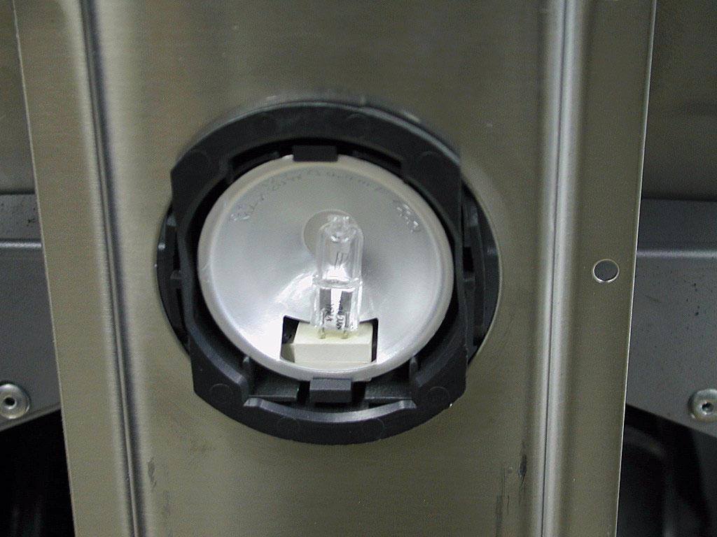 Si consiglia di utilizzare un panno secco per proteggere la lampada. Inserire l'elemento (A) ruotandolo, come indicato nella figura, fino ad agganciarlo completamente.