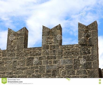 Le mura alte servono per impedire ai nemici di entrare facilmente nel castello.