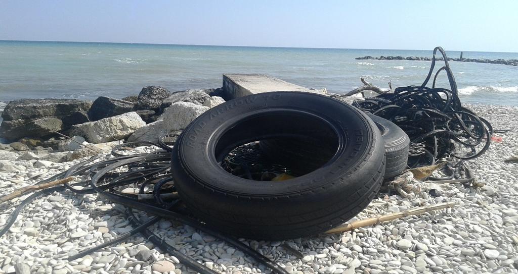 PREMESSA L indagine Beach litter 2018 di Legambiente Marche ha monitorato 10 spiagge con 7080 rifiuti rinvenuti in un area complessiva di27.