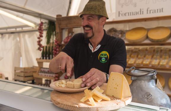 I protagonisti Cheese espone i migliori prodotti a latte crudo dei pastori, i casari, i formaggiai, gli Un ala del mercato ospita gli affinatori, che con i produttori stabiliscono un rapporto di 6