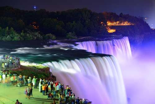 Con questo viaggio organizzato alle Cascate del Niagara (a scelta tra 3 giorni/2 notti oppure 2 giorni/1 notte) potrete spendere meno rispetto ad una escursione in aereo giornaliera da New York.