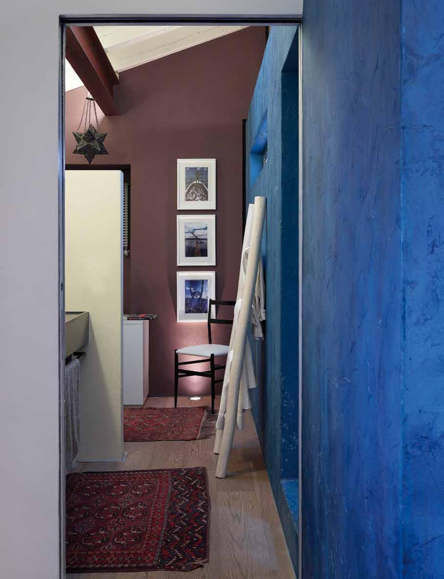 barocco A sinistra: la parete di colore blu, come fosse una cascata d acqua, definisce la zona del bagno.