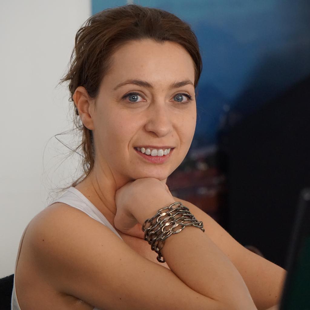 LA DOCENTE CHIARA RIZZO Chiara Rizzo, traduttrice editoriale dall'inglese e socio ordinario dell Associazione Italiana Traduttori e Interpreti (AITI) dal 2005, è specializzata in giornalismo, web e