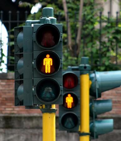 Quando il semaforo è giallo significa che dovete affrettarvi a sgomberare l'attraversamento se state già