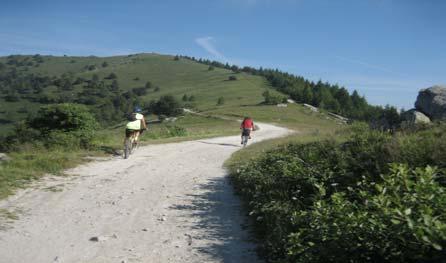 DOMENICA Giro MTB: (Km 90 Dislivello m 1830, colli 13) Si propone il classico itinerario della cresta spartiacque tra la Valle Varaita e la Val Maira, nota come Strada dei Cannoni.