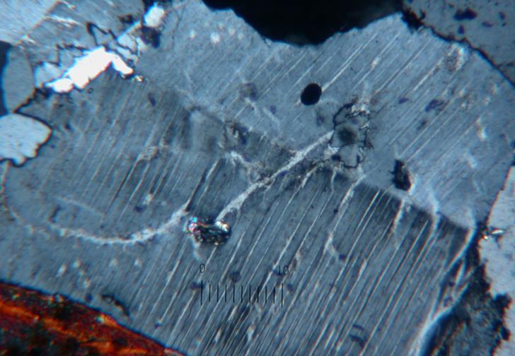 (20) - Mineralogia 2017/2018 diagrammi di cristallizzazione ortoclasio pertitico geminato Nel sistema binario Ab-KF, in un magma granitico saturo in H 2 O, cristallizza inizialmente ortoclasio