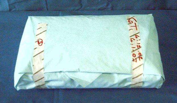 3.4.2 I fogli di carta Medical Grade sono indicati anche per sterilizzare set di biancheria. La metodica di confezionamento è il pacco in doppio strato a forma ortogonale.