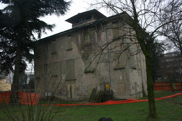 EDIFICIO a FOTOGRAFIA La villa è a pianta quadrangolare sviluppata su tre livelli.