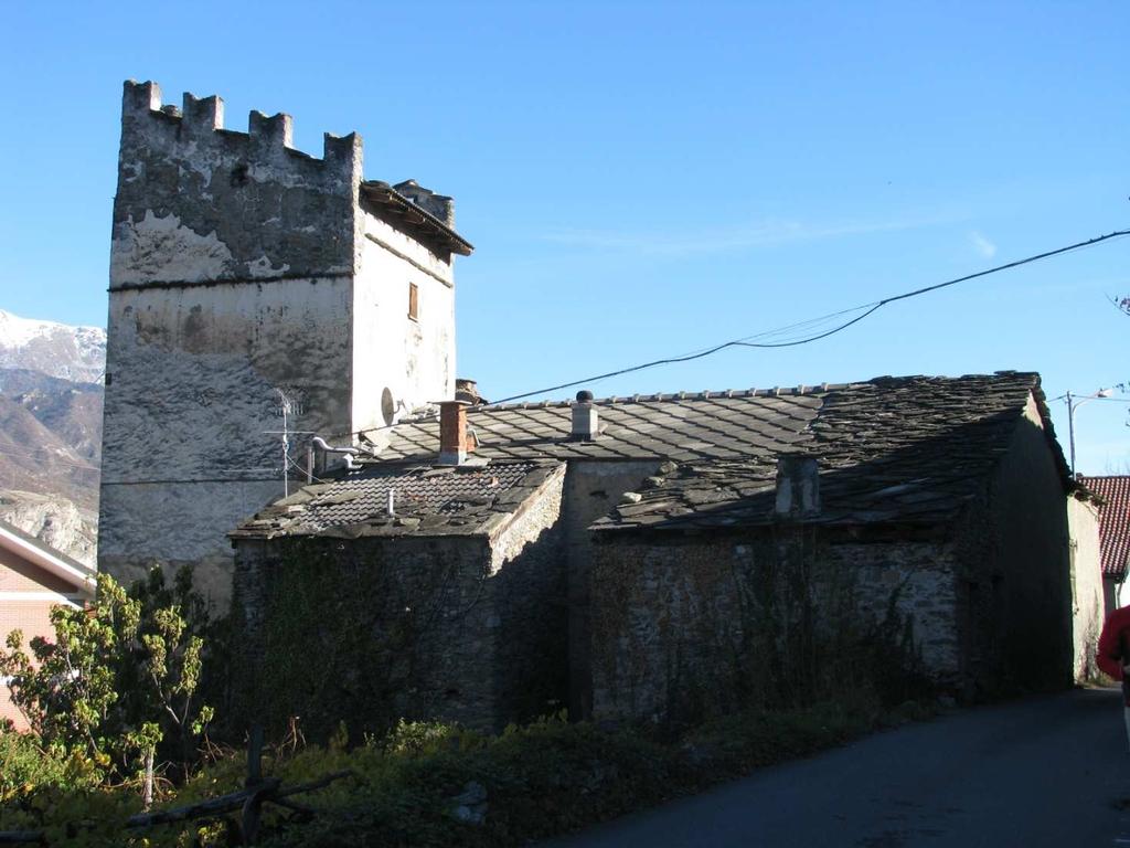 4. SCHEDA N 3 Località: Borgata Colombè - Susa Tipologia: casaforte medievale con torre Contesto: La Borgata Colombè fa parte della frazione Traduerivi di Susa.