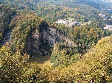 7 Strada Rialmosso Quittengo: la sienite Proseguendo lungo la stretta strada che da Rialmosso porta a Quittengo si fiancheggiano numerosi affioramenti di sienite, tra cui un pinnacolo attrezzato a