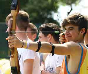 ASSENZA DI TEMPI MORTI La programmazione della singola giornata si contraddistingue per l assenza di tempi morti, alternando attività didattiche e sportive, momenti di svago e relax in spiaggia,