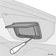 Infilare un cacciavite a taglio in corrispondenza del lato della clip centrale sul bordo inferiore dello specchietto. Far leva finché la clip centrale si sganci. 2.