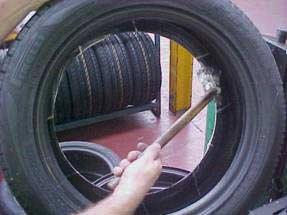 Posizionare lo pneumatico sul cerchio accertandosi che il DOT sia in alto (lato esterno della ruota).