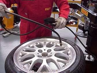2.4 Gonfiaggio degli pneumatici Togliere tutti gli attrezzi dell area di lavoro. Verificare che i talloni siano ancora lubrificati, per poterli calzare sul cerchio e metterli in sede correttamente.