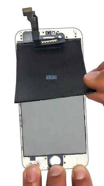 L istallazione in un cover batteria deformato crea una pressione meccanica sull lcd che può causare facilmente la rottura dell lc 2.