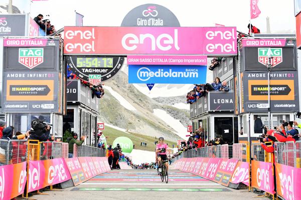 Yates (Mitchelton Scott) ha conquistato la sua prima vittoria di tappa al Giro d Italia nel modo più prestigioso, con la Maglia Rosa sulle spalle, in cima al traguardo di una montagna dedicata al suo