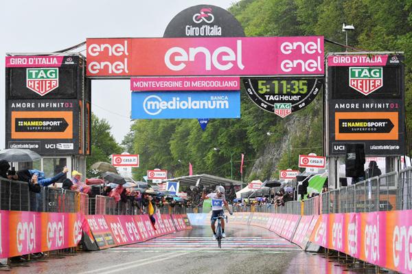 VITTORIA STORICA DI CARAPAZ Per la prima volta nella storia un corridore ecuadoregno vince una tappa al Giro d Italia. Yates sempre in Maglia Rosa.