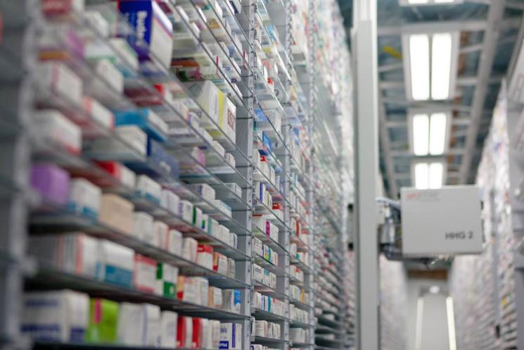 KNAPP Store + Il Sistema KNAPP Store è un magazzino automatico per i farmaci destinatato alle farmacie, agli ospedali e ai distributori di farmaci.