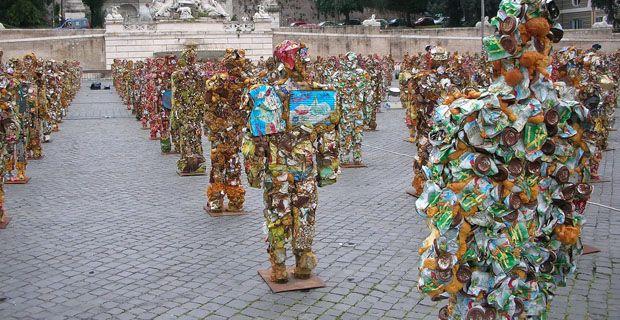 Spunti didattici e creativi L ARTE con i RIFIUTI Trash Men di Ha Schult Enormi schiere di uomini spazzatura.