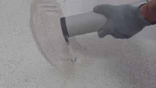 Blasen Sie die Bohrlochung mit einer entsprechenden Pumpe (oder Druckluft) durch, nehmen Sie eine Reinigung der seitlichen Oberflächen der Bohrlochung mit einer Bürste von Metall vor, blasen Sie die