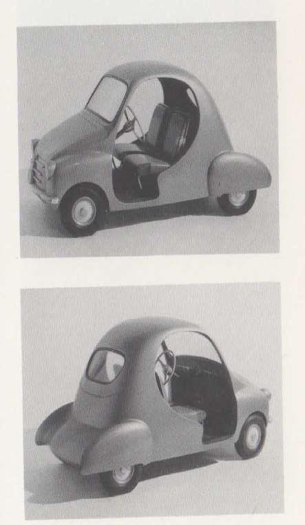 Modello in scala di una minivettura ispirata ai moduli stilistici dello scooter Vespa della