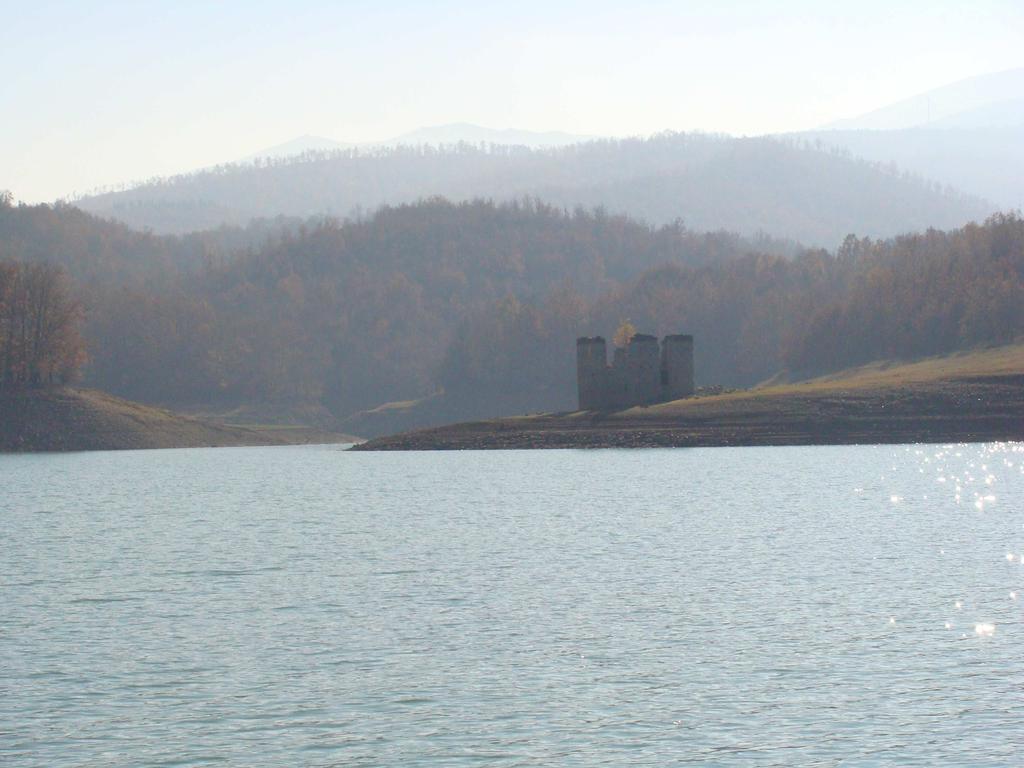 Fig. 2- Lago del Pertusillo e suo bacino