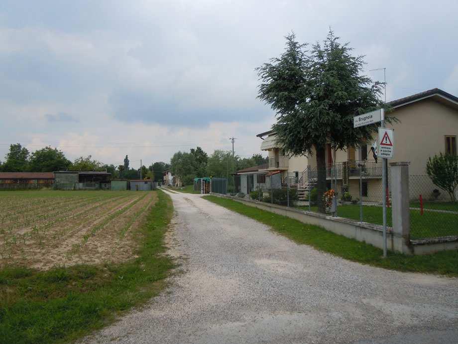 secchi). Il paesaggio è bello e movimentato. Il canale qui ha preso consistenza ed è ormai largo quasi due metri.