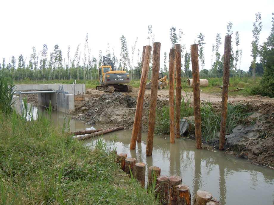 La zona è ancora un cantiere aperto, ma i lavori sono di una certa consistenza: un grande ponte di mattoni, tubature in attesa di posa in opera, ecc. Sulla destra un grosso deposito di TIR.