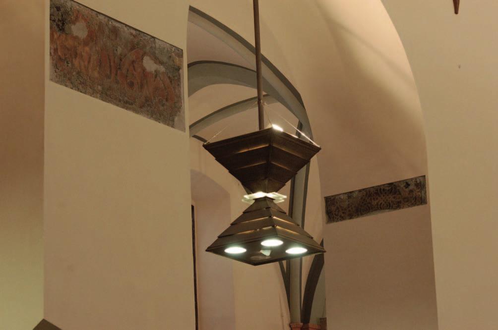 13. Lampadario artistico collocato al centro degli archi di divisione delle navate.