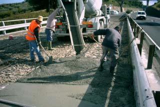 Non richiede applicazione di rete elettrosaldata Definizione del materiale EMACO FORMULA FLOWFIBER è una malta cementizia, premiscelata,