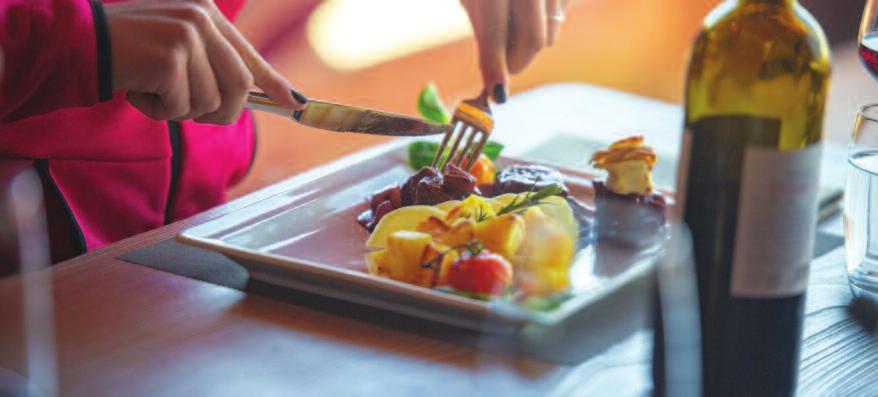 Rifugio Dosso Larici - m 1838 Splendida terrazza sulle Dolomiti e sulla Valle di Non da cui gustare la rinomata gastronomia trentina.