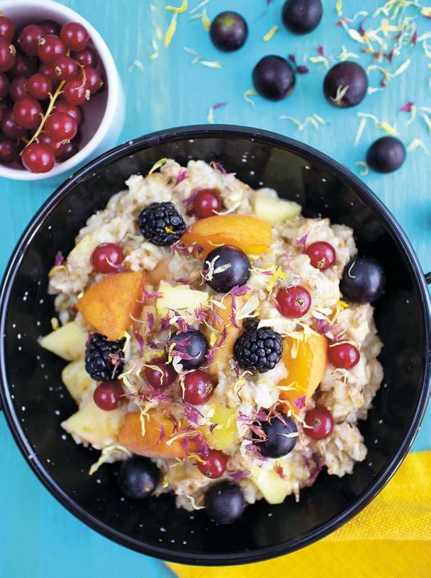 62 63 Porridge d avena alla frutta LATTE DI AVENA 80 g di fiocchi d'avena 100 ml di latte di avena 2 cucchiai di sciroppo d agave 1 mela piccola 1 albicocca 10 ribes 10 acini d uva nera 10 more