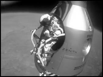 Dopo una ascesa in un pallone gonfiato a elio, si è lanciato verso la Terra, protetto da una tuta speciale e aprendo il suo paracadute dopo 4min 0s di caduta libera.