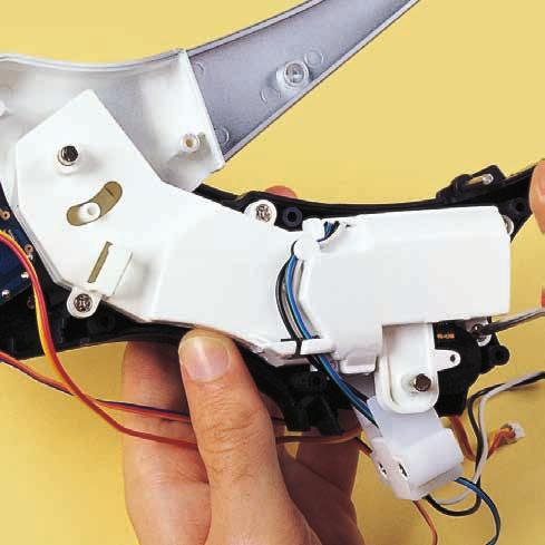 Collega il cavo dei LED della parte sinistra del bacino al connettore libero