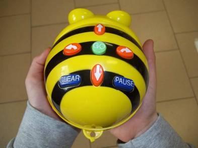 Programmazione del robot Bee-Bot Caratteristiche di Bee-Bot: Bee-bot è un semplice robot a forma di ape progettato per gli alunni dalla scuola dell infanzia alla primaria.