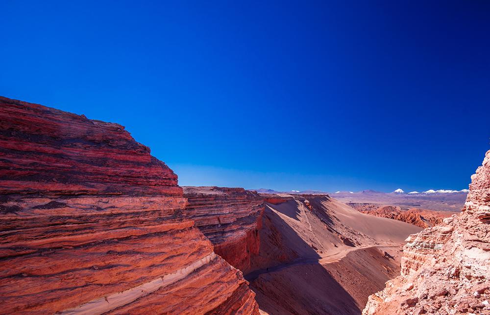 Cile: Santiago, il deserto e l'isola di Pasqua La posizione geografica del Cile è alquanto bizzarra: si estende infatti su un lungo e stretto lembo di terra tra l'oceano Pacifico e la Cordigliera