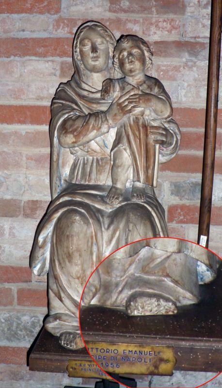Parimenti le belle le opere d arte: - una settecentesca statua lignea di Madonna con Bambino, posta sulla sinistra dell arcata trionfale; - un ligneo San Giorgio dorato, collocato sul cassettone