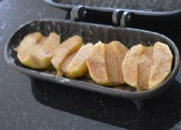 Disponi le mezze mele nella Fine Cooker e cospargi