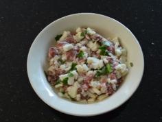 la mozzarella tritatale e la polpa di pomodoro.